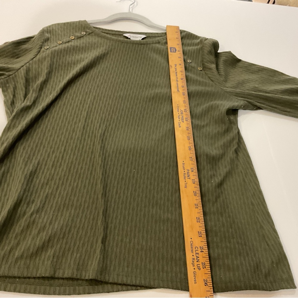 Liz Claiborne Olive‑Forest Green Ribbed Button‑Shoulder Top | Size XL EUC - Picture 6 of 7
